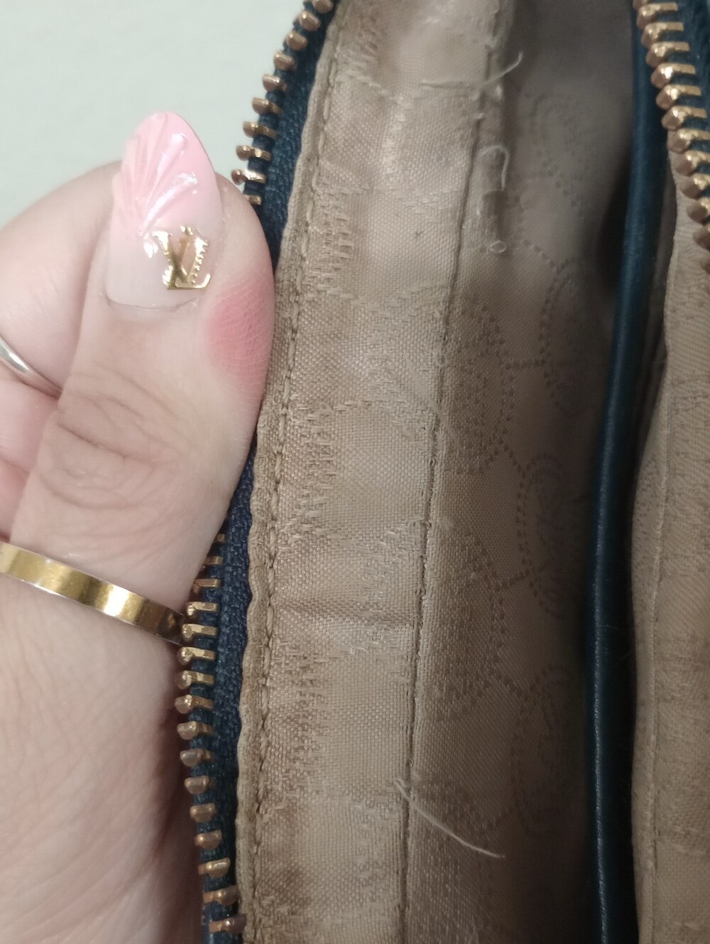 Michael Kors Cream and Gray Signature Crossbody - Picture 8 of 12